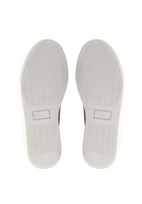 Biała gumowa podeszwa o falistej teksturze, z prostokątnym polem na logo. But ma prosty, płaski design w neutralnej kolorystyce.