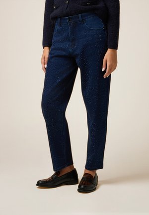 Jean bleu foncé avec une coupe décontractée, arborant un motif de strass à pois, un design à cinq poches et une fermeture à bouton à la taille.