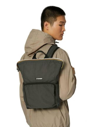Zaino grigio in nylon con un compartimento principale, tasca frontale con zip e dettagli colorati sui bordi. Indossato sulla schiena.