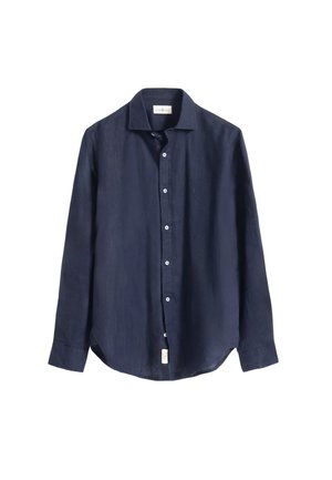 Camisa azul marino de manga larga con cuello, botones blancos y etiqueta de marca visible en el cuello y el dobladillo.