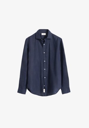 Camisa azul marino de manga larga con cuello, botones blancos y etiqueta de marca visible en el cuello y el dobladillo.