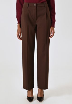 Pantaloni marroni su misura con un design a gamba dritta, dotati di chiusura con bottone e passanti per cintura, realizzati in un tessuto liscio.