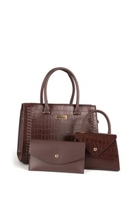 Set di borse in pelle marrone con incisione di coccodrillo. Include una grande borsa a mano con dettagli intrecciati, una piccola borsa strutturata e una pochette piatta.