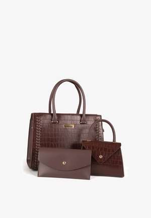 Bruine handtasset van krokodillenleer met reliëf. Bevat een grote tote met gevlochten details, een kleine gestructureerde tas en een platte pouch.