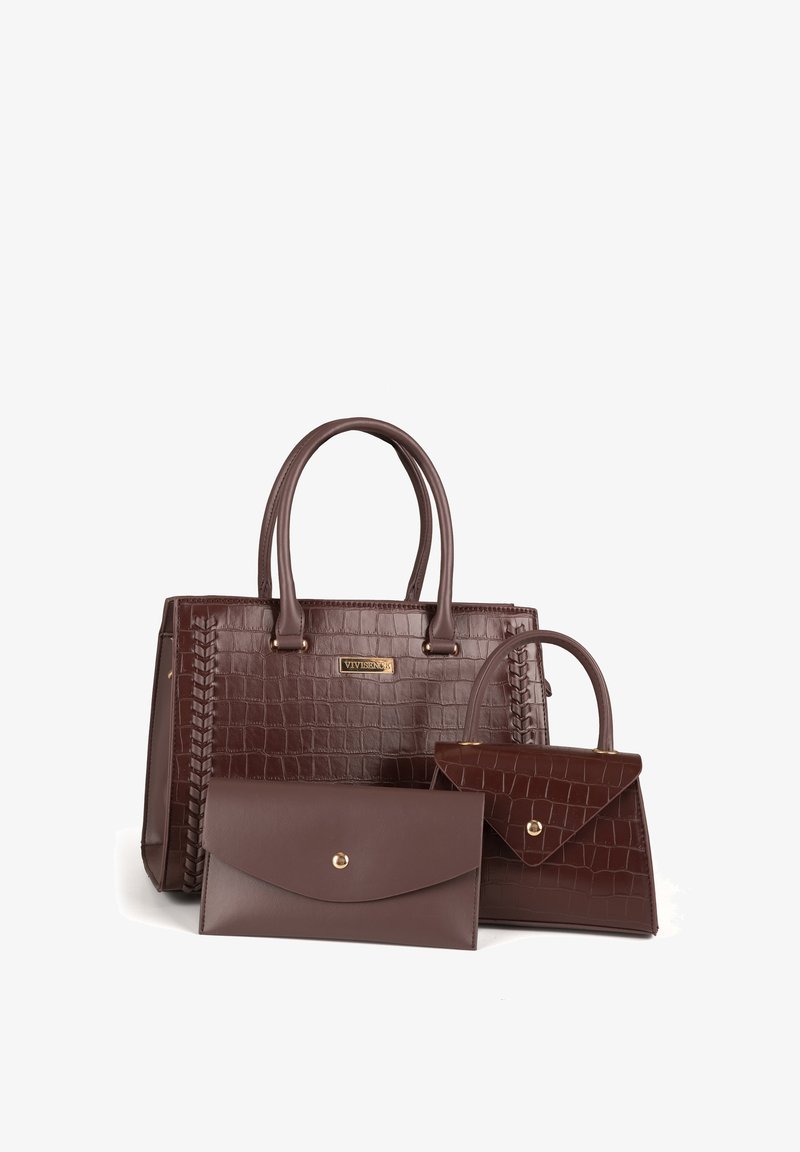 Set di borse in pelle marrone con incisione di coccodrillo. Include una grande borsa a mano con dettagli intrecciati, una piccola borsa strutturata e una pochette piatta.