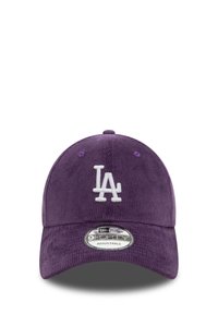 Gorra de pana morada con un logotipo bordado en blanco de "LA" en la parte frontal. Cuenta con un visera curva y una correa trasera ajustable.