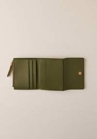 Portafoglio in pelle verde oliva a tre pieghe con sei slot per carte, un compartimento per monete con zip e una chiusura a bottone a pressione su uno sfondo beige.