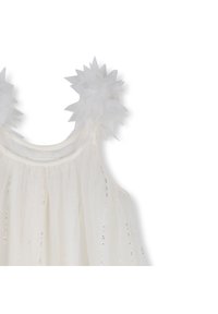 Λευκό φόρεμα με διαφανές ύφασμα, διακοσμητικά από τούλι με λουλουδένιο σχέδιο στα λουράκια και διακριτικά παγιέτες για υφή. Αμάνικο σχέδιο με ελαφρώς σούρες στο μπούστο.