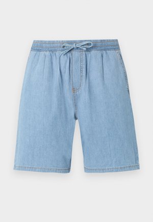 Shorts en jean bleu clair avec une taille élastique, fermeture à cordon, plis à l'avant et jambes droites.