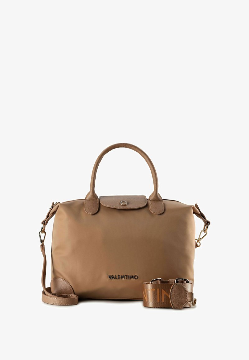 Sac Valentino marron avec double anses, bandoulière détachable, fermeture à rabat et logo sur le devant sur fond blanc.