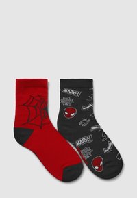 Calza alla caviglia rossa con punta nera e design a ragnatela; calza nera con loghi bianchi e rossi di Spider-Man e Marvel, vari piccoli grafiche.
