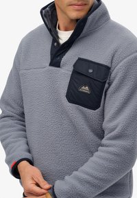 Superdry & Co FUJI HALF POPPER - Fleece trui - washed denim blue