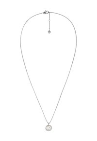 Collana d'argento con un design a catena sottile e un ciondolo circolare che presenta una perla bianca liscia in una montatura lucida.
