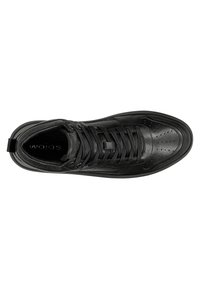 Sneaker in pelle nera con una finitura liscia, perforazioni evidenti sulla punta, lacci piatti e una suola imbottita. Marchio visibile all'interno.