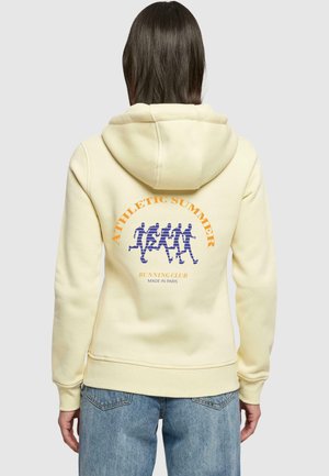 Gelbe Kapuzenjacke mit Kängurutasche, versehen mit einer Grafik von laufenden Figuren und dem Text "ATHLETIC SUMMER RUNNING CLUB" in Orange und Blau.