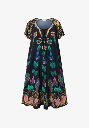 Czarna sukienka z kolorowymi wzorami kwiatów i liści w odcieniach niebieskiego, różowego, zielonego i złotego, z krótkimi rękawami i okrągłym dekoltem.