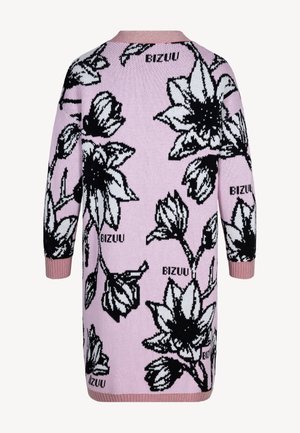 Lange roze gebreide jurk met zwarte en witte bloemenpatronen en de tekst "BIZUU" overal gedrukt, met een geribbelde kraag, manchetten en zoom.