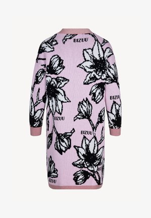 Długa różowa dzianinowa sukienka swetrowa z czarno-białymi kwiatowymi wzorami i nadrukiem "BIZUU" na całej powierzchni, z prążkowanym kołnierzem, mankietami i dołem.