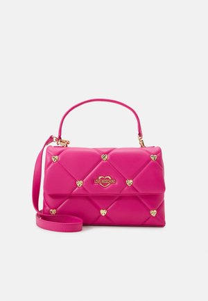 Leuchtend pinke gesteppte Handtasche mit goldenen herzförmigen Nieten und "Love Moschino"-Logo, mit einem oberen Griff und langem Schulterriemen.