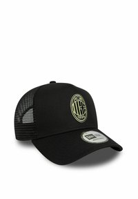 Casquette de baseball noire avec une visière courbée, un dos en maille et un logo ACM brodé en or avec un design circulaire. Sangle ajustable incluse.
