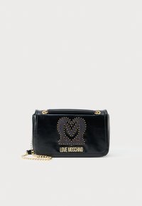 Melnas sintētiskās ādas krustneša soma ar ķēdes siksniņu. Iezīmēta ar studs sirds un "LOVE MOSCHINO" zīmolu zeltā. Taisnstūra forma.
