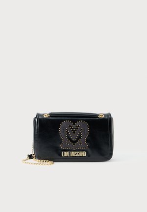 Čierna syntetická kožená crossbody taška s reťazovým popruhom. Obsahuje hroty vo forme srdca a zlatý logotyp "LOVE MOSCHINO". Obdĺžnikový tvar.