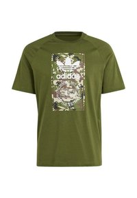 Camiseta verde oliva con un gráfico de camuflaje central y el logo de Adidas en blanco, mangas raglán cortas y un tejido de algodón texturizado.