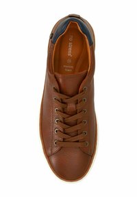 Bruine leren sneaker met een gestructureerde afwerking, voorzien van ronde veters, een memory foam binnenzool en een contrasterende marineblauwe enkelkraag.
