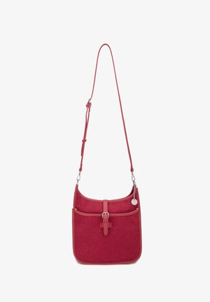 Borsa a tracolla in tessuto rosso con tasca frontale, dettaglio fibbia sulla tracolla, tracolla regolabile e ciondolo d'argento con catena.