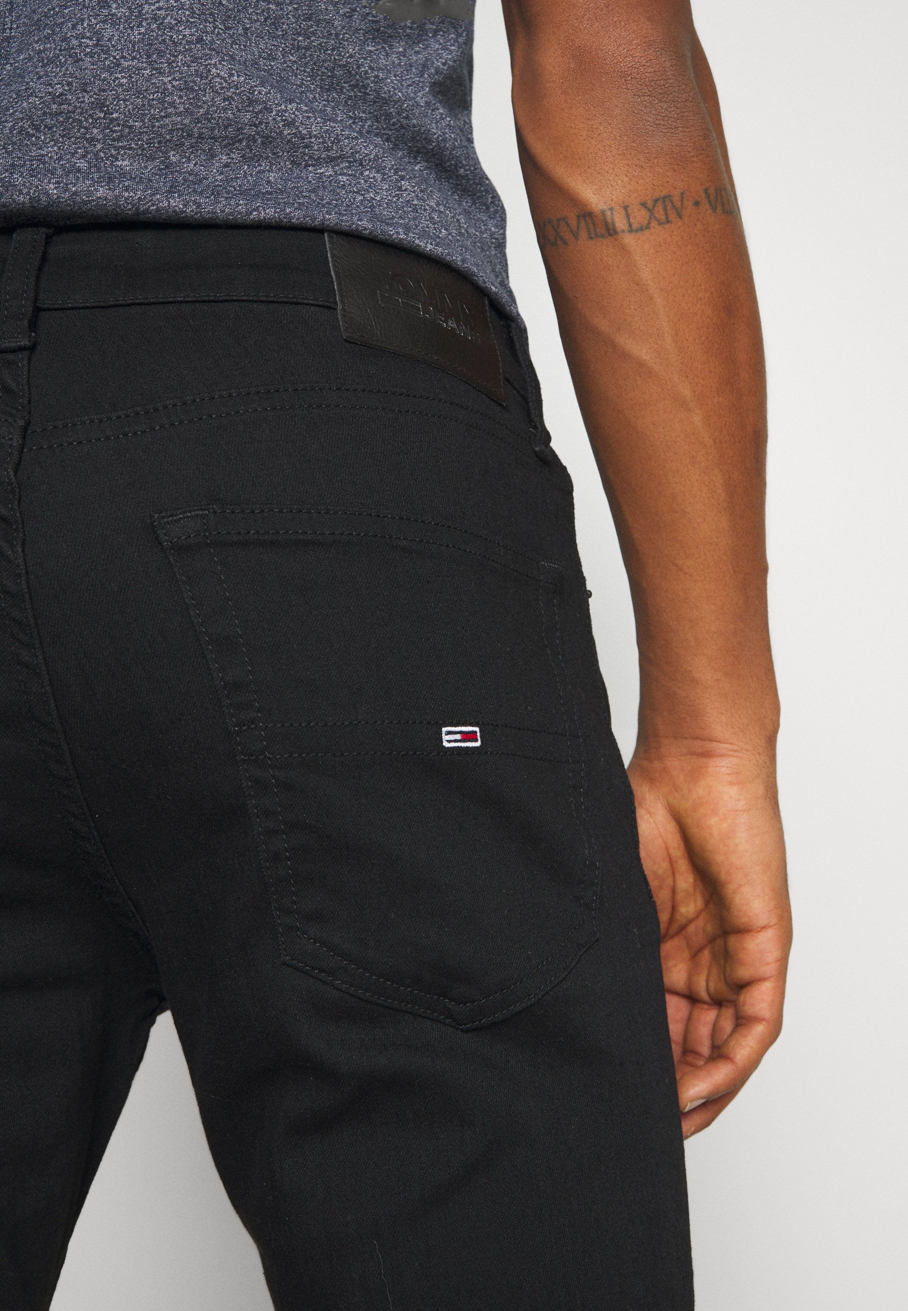 Tommy Jeans SCANTON SLIM - Prigludę džinsai - new black stretch/juoda -  Zalando.lt