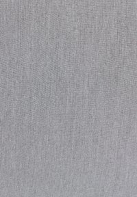 Grauer Stoff mit einer feinen, strukturierten Oberfläche. Der Textil scheint mit einem subtilen Muster gewebt zu sein, und bietet ein weiches und langlebiges Gefühl.