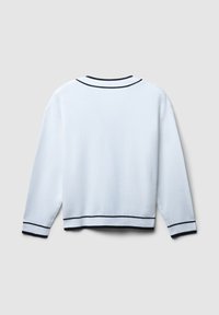 Maglione azzurro chiaro con scollatura rotonda, maniche lunghe e strisce navy a contrasto lungo il colletto e l'orlo. Texture morbida.