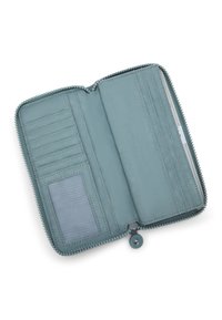 Cartera con cremallera en suave tela azul verdoso, que cuenta con múltiples ranuras para tarjetas, un bolsillo transparente para identificación y costuras texturizadas a lo largo de los bordes.