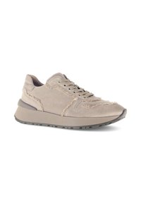 Beige suède sneaker met een gestructureerde afwerking, een gewatteerde kraag en een rubberen zool. Heeft gestikte accenten en een vetersluiting.