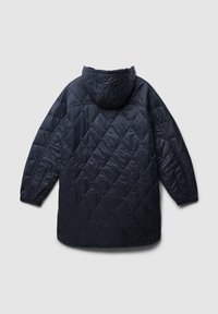 Giubbotto imbottito blu navy trapuntato con cappuccio, polsini elasticizzati e vestibilità ampia. Il tessuto ha una texture liscia e lucida con motivi a diamante.