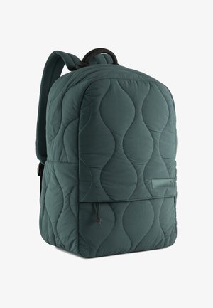 Sac à dos vert matelassé avec une texture à motifs de vagues, design rembourré, poche avant, bretelles réglables et un accent de marque.