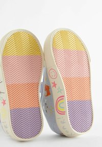 Dětské boty s světlemodrým svrškem, na kterém jsou barevné grafiky zvířat. Multibarevné gumové podrážky v růžové, žluté a levandulové barvě s texturovaným rybí kostkou.