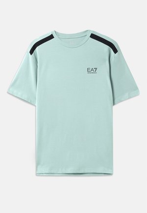 Bleda mint zelena bombažna majica s črnimi črtami na ramenih in majhnim logotipom EA7 natisnjenim na prsih. Oblika s krojnim izrezom.