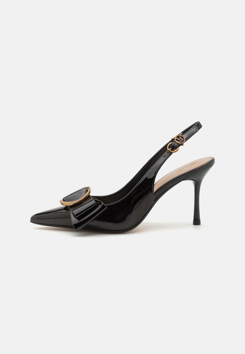 Delle décolleté slingback in vernice nera, con punta affusolata, dettaglio a fiocco e accentuazione dorata sul davanti. Il tacco è sottile e alto circa 7,5 cm.