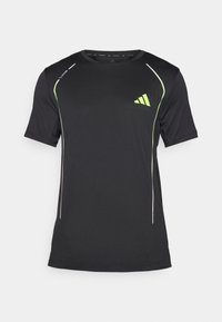 Sort atletisk t-shirt lavet af letvægtsstof; har grønne og hvide accenter, korte ærmer og en rund halsudskæring.