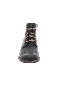 Schwarze Lederknöchelboots mit braunen Schnürsenkeln, ausgestattet mit Broguedetails, runder Zehenpartie und einem seitlichen Reißverschluss für ein einfaches An- und Ausziehen. Gummisohle für besseren Halt.