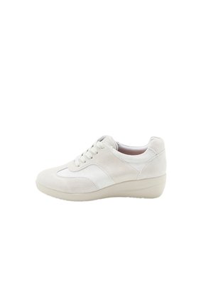 Zapatillas de ante blancas con un perfil bajo, punta redonda, cordones en la parte delantera y un panel lateral texturizado con una suela ligeramente elevada.