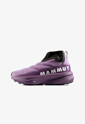 Paarse hoge Mammut wandelschoen met dikke zool en ritssluiting in zwarte stof rondom de enkel.