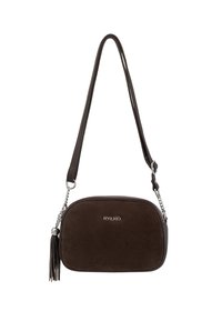 Borsa a tracolla in suede marrone con chiusura a zip, dettagli in catena argentata e tracolla, e un dettaglio con nappina. Presenta il logo sul davanti.