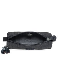 Astuccio Kipling in tessuto grigio scuro, forma rettangolare con zip superiore, dotato di un portachiavi peloso e di un logo in rilievo.