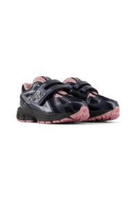 Chaussures de sport noires et roses avec des sangles auto-agrippantes, tige en mesh, semelle en caoutchouc moulé et semelle texturée pour une meilleure adhérence.