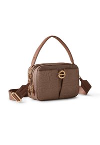 Piccola borsa a spalla in pelle marrone texturizzata con tracolla regolabile, chiusura con logo dorato e scomparti con doppia zip su sfondo bianco.