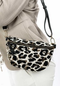 Borsa a tracolla con stampa leopardata, realizzata con un materiale morbido, con zip nera e tracolla rimovibile. Presenta dettagli metallici e una forma compatta.