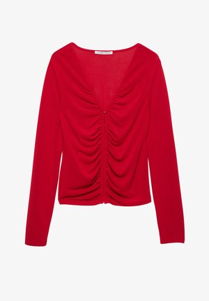 Crvena majica dugih rukava s dubokim V-izrezom, s nabranim detaljima duž središnjeg dijela i mekanim, rastezljivim materijalom.