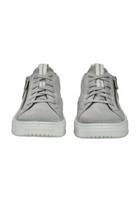 Sneaker in suede grigio chiaro con suola in gomma bianca, dotate di lacci frontali e cerniera laterale. Accentuate da un tab di estrazione a righe.